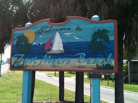Picture of the welcome sign to Fort Myers beach